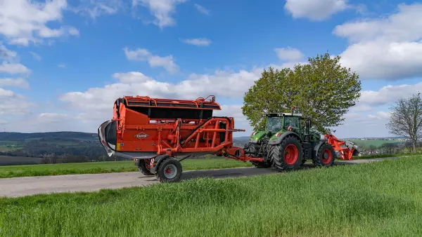 La segadora acondicionadora FC 13460 RA durante el transporte por carretera.