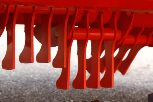 El acondicionador con mayales de acero DIGIDRY ofrece un alto rendimiento con forrajes pesados, largos o maduros, así como con forrajes cortos.