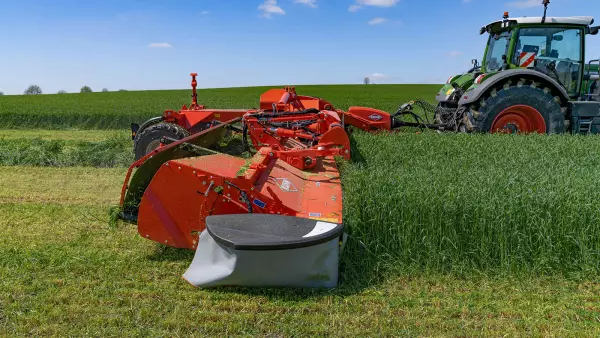 La segadora acondicionadora FC 13460 RA ofrece un seguimiento del terreno de calidad ejemplar