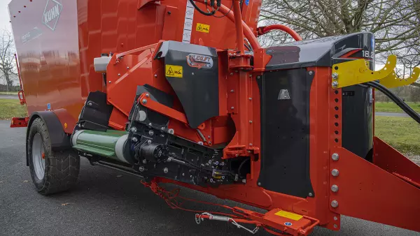 The FLEXILIFT conveyor lifts up and slots into the body of your PROFILE CL mixer