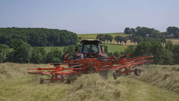 The GA 7631 P mounted twin rotor rake work only with one rotor.