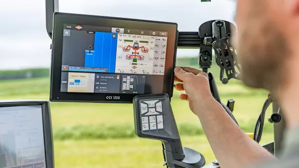 The rake is easy to operate with the CCI 1200 ISOBUS terminal and the CCI A3 joystick