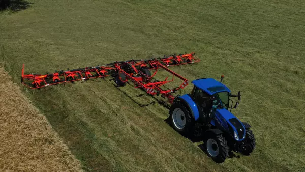 The windrow curtain on the GF 13003 T tedder prevent spreading forage on neighbouring plots