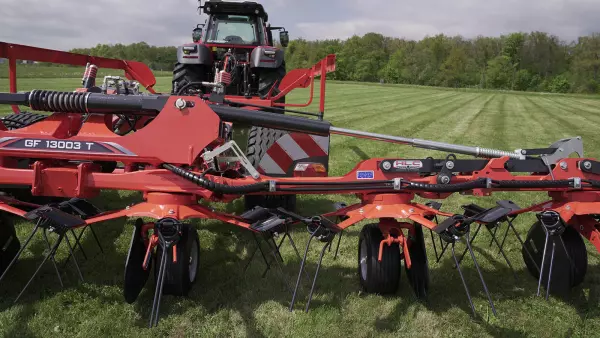 Asymmetrical tines fitted on the OPTITEDD rotor allow full forage pick-up.