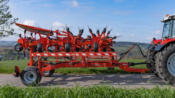 Fast and simple setting into transport position with the GF 13003 T tedder