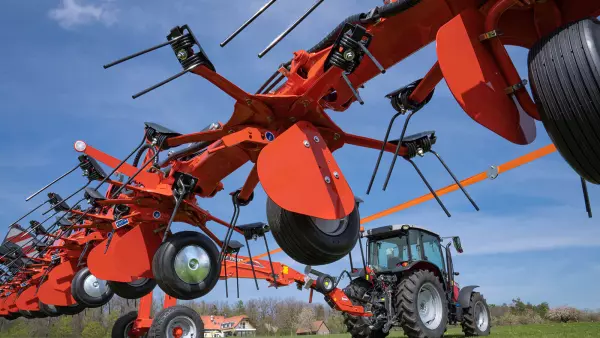 The wheels of the tedder GF 17003 T are equipped with deflector plates.