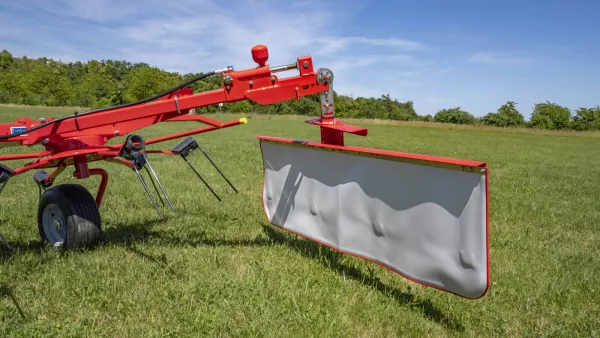 The border deflector is available as an option on KUHN's GF 8700 tedder for working on headlands.