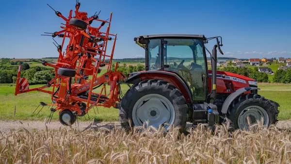 Border tedding on grassland with the GF 6503 | KUHN