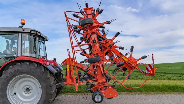 GF 13003 - The only 13 m mounted tedder! | KUHN