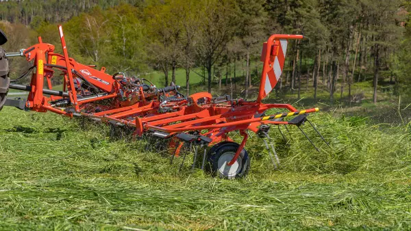 GF 13003 - The only 13 m mounted tedder! | KUHN