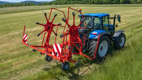 El henificador GF 5903 se transporta por carretera con total seguridad.