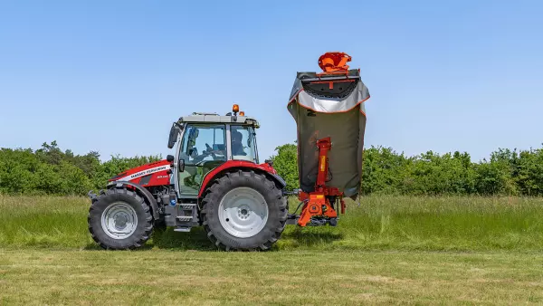 The GMD 3515 mower can be hitched to small-size tractors