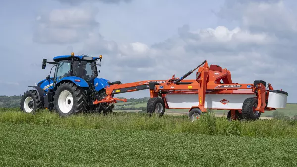 La segadora GMD 5251 TC durante el transporte en carretera