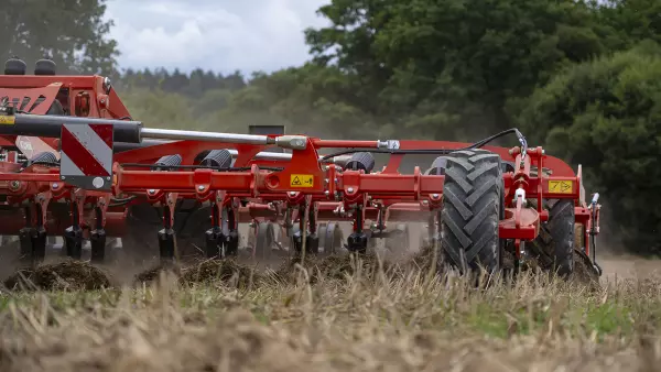 Le grand dégagement sous bâti de HIGHLANDER garantit un flux de terre régulier et sans bourrage.