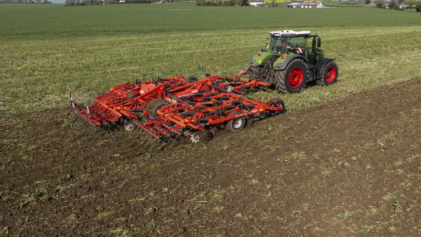 The HIGHLANDER tine stubble cultivator scalps the soil and is equipped with a triple harrow to prevent regrowth.