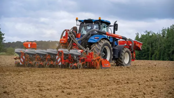 Precision seeding combination at work, composed of an HR 4530 RCS power harrow and a 6-row KOSMA CSM seeding bar