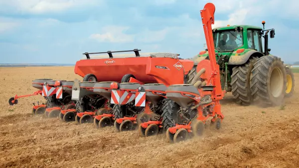 Photo du semoir de précision KOSMA M Select s'adaptant parfaitement aux tracteurs MTZ