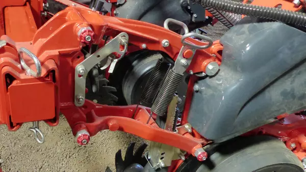 El paralelogramo de hierro fundido hace que tu sembradora monogramo KOSMA sea extraordinariamente fiable