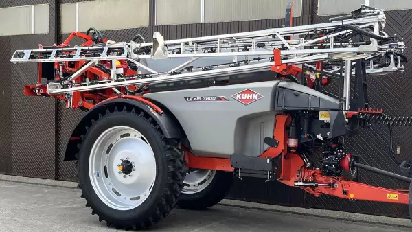 Depósito de agua limpia situado en el centro de la máquina