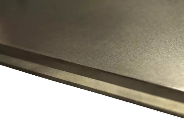 Detailní pohled na tři nerovné vrstvy, které tvoří TRIPLEX