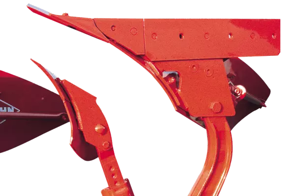 The skimmers of the MASTER 183 ploughs improve the turn over quality and ensures 100% burial of residues.