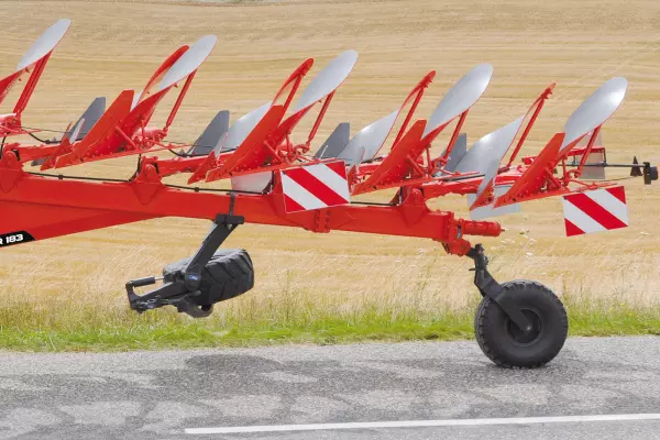The elastomer-suspended transport wheel ensures safe road travel