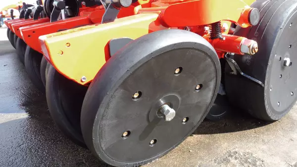 Image of the V-MAX rubber roller on KUHN MAXIMA 3 seed drill