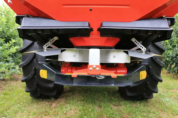 Spreading limiters in two rows to spread directly at the base of plantations with MDS 8.2 mounted fertiliser spreaders.