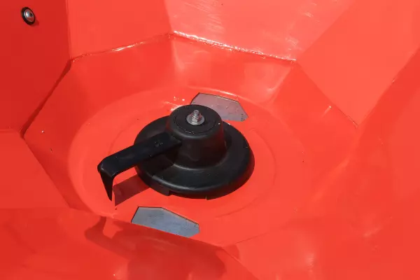 Slowly rotating agitator for smooth fertiliser flow on the entire range of MDS .2 fertiliser spreaders