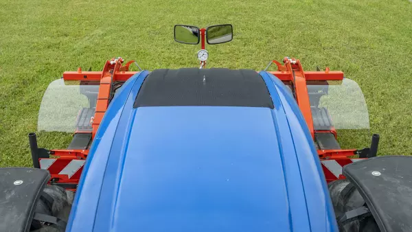 Supervisar el trabajo es más fácil con el hilerador de cinta frontal MERGE MAXX 440 F