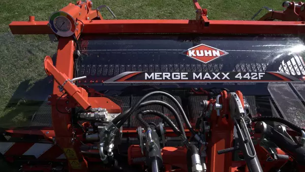 With the MERGE MAXX 442 F front belt merger, the fodder is collected and will no longer be compacted by the tractor wheels.