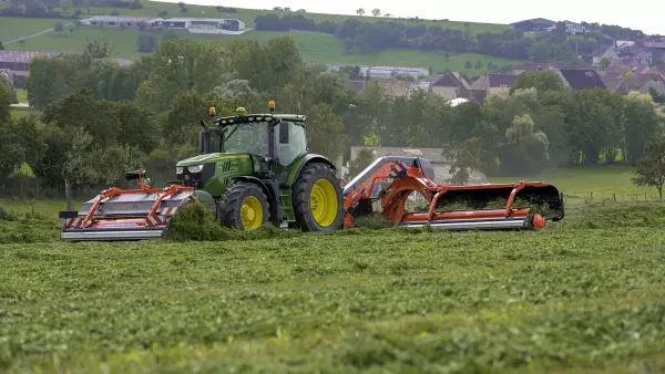 The MERGE MAXX 442 F front belt merger coupled to a MERGE MAXX 952 rear belt merger at work in a field.