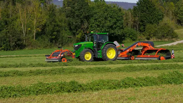 The hydraulic suspension and large skids on the MERGE MAXX 442 F front belt merger protect the ground cover.