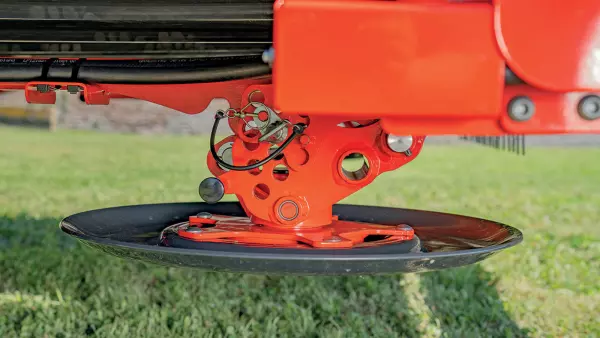 The rotating skids on the MERGE MAXX 442 F front belt merger contribute to follow the ground contours.