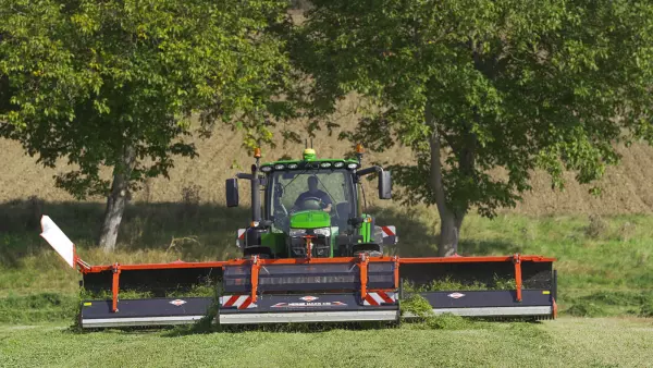 El hilerador de cinta frontal MERGE MAXX 440 F puede descargar el forraje en los 2 lados.