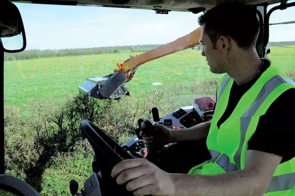 Nůžky na živé ploty a trávu KUHN MULTI-LONGER GII 5557 SP: přehlednost a výkon
