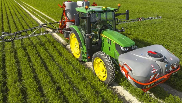 Photo of the PF front-end sprayer and rear sprayer DELTIS 2 combination at work