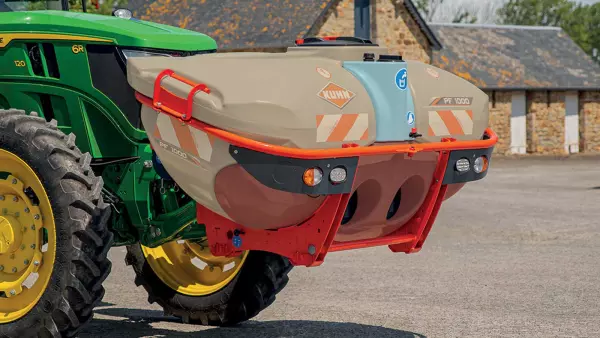 The assembly of the tanks inside the PF's main chassis is clamped and completely protected by the external strapping