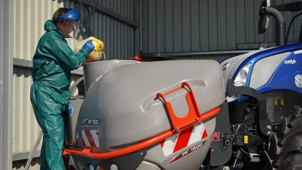 PF sprayer filling using the opening