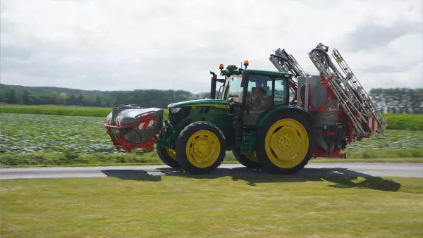 Easy in-cab button-controlled management of the tanks