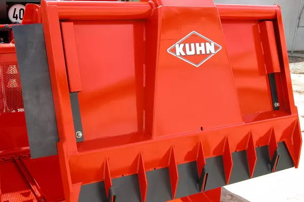 Sealing plate and side strips on the POLYCROK silage cutters & feeders to keep the bottom of the clamp clean