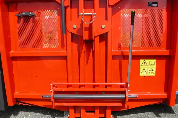 Quick semi-automatic coupling to the POLYCROK silage cutter & feeder