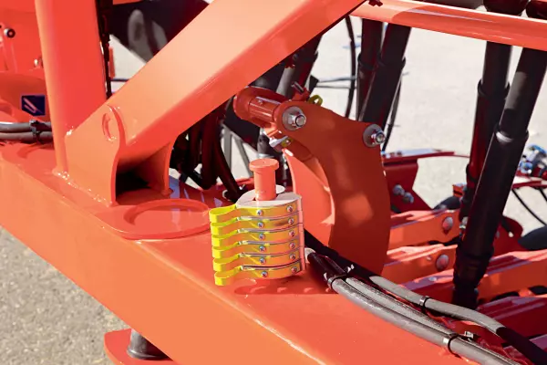 Easy adjustments of seeding depth and coulter pressure with PREMIA 9000 TRC seed drill