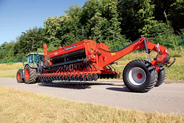 PREMIA 9000 TRC on the road for transport