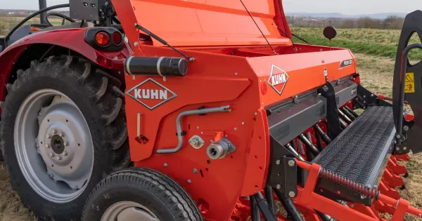 Amplia apertura a 110° de la tolva de gran capacidad de la sembradora PREMIA para una carga fácil