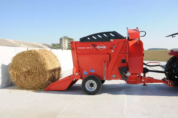 Loading the KUHN PRIMOR 3570 M straw blower & feeder 