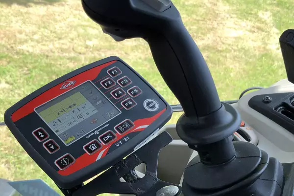 Barevný dotykový terminál VT 31 na řezačkách na živé ploty a trávu KUHN PRO-LONGER GII