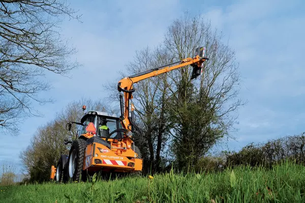 KUHN PRO-LONGER GII 6183/7483 TP and e-TPA Hedge and Grass Cutters with telescopic arm: the extra height you needed!