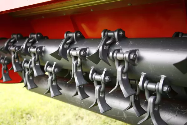 Las trituradoras PRO se adaptan a la trituración de la hierba y maleza gracias a los mayales en Y montados sobre grillete