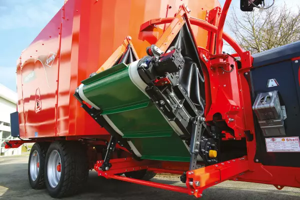 The FLEXILIFT conveyor lifts up and slots into the body of your PROFILE CL mixer